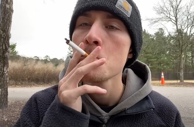 Лечение зависимости от табакокурения в Пестово Мужчина с сигаретой делает затяжку