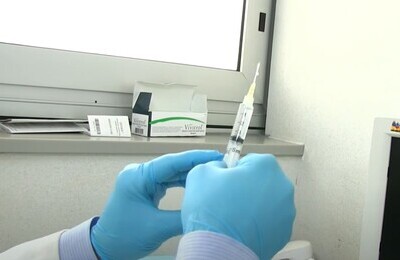 Проведение кодирования Вивитролом в Пестово Шприц с Вивитролом в руках у врача